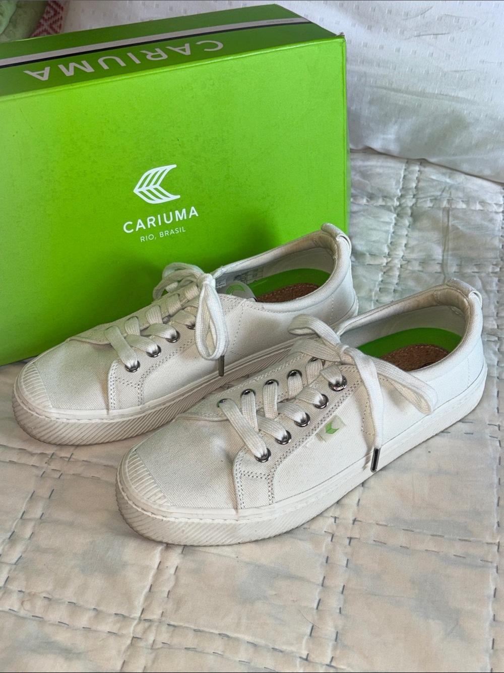 Cariuma White Low-Top Canvas Sneakers woman’s sz * 8.5 *